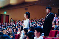 交響曲「空海」の公演会場で、打楽器の磬（けい）を手に入場する合唱団のメンバー（2023年8月1日撮影）。(c)Xinhua News