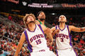 09-10NBA、フェニックス・サンズ（%%Phoenix Suns%%）対ボストン・セルティックス（%%Boston Celtics%%）。試合はサンズが116-98で勝利した、敗れたセルティックスは3連敗。写真はセルティックスのラシード・ウォーレス（%%Rasheed Wallace%%、中央）とポジションを争うサンズのロビン・ロペス（%%Robin Lopez%%、左）とジャレッド・ダドリー（%%Jared Dudley%%）。（2009年12月30日撮影）(c)AFP/Getty Images/NBAE/Barry Gossage