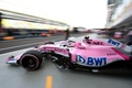 18F1第15戦シンガポールGPの練習走行に備えてピットを出るフォースインディアのエステバン・オコン（2018年9月14日撮影）。(c)Manan VATSYAYANA / AFP
