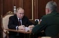 ロシア・モスクワで協議するウラジーミル・プーチン大統領（左）とセルゲイ・ショイグ国防相（2022年7月4日撮影）。(c)Mikhail Klimentyev / SPUTNIK / AFP