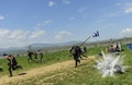 ギリシャ・イドメニの対マケドニア国境で、マケドニア警察と衝突する移民や難民（2016年4月10日撮影）。(c)AFP/BULENT KILIC