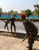 武装集団による軍事パレード襲撃が起きたイラン南西部アフワズで、避難する民間人（2018年9月22日撮影）。(c)MORTEZA JABERIAN / ISNA / AFP
