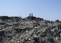 パキスタン南西部で24日に発生した大地震により同国沖に出現した島には、興味をひかれた地元住民らが次々と上陸している。

国立海洋研究所（National Institute of Oceanography）の海洋生物学者によると、島は幅300フィート（約91メートル）、長さ120フィート（約37メートル）ほど。標高は18～21メートルで、沿岸から200メートルほど離れた場所に出現。専門家らによると、強い揺れが発生した際に地中のメタンガスが土壌を噴き上げて形成される「泥火山」の可能性が高く、数か月で消滅する可能性もあるという（2013年9月25日撮影）。(c)AFP/Pakistani Government