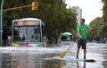 アルゼンチンの首都ブエノスアイレス（Buenos Aires）は1日から2日にかけて暴風雨に見舞われた。停電や倒木、家屋が壊れるなどの被害が出たほか、6人が死亡した。

写真は、記録的な雨で道路が冠水したアルゼンチンの首都ブエノスアイレス（Buenos Aires ）で、サーフボードの上に立ち、オールをこいで移動する男性（2013年4月2日撮影）。(c)AFP/TELAM/Fernando Sturla