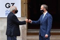 英ロンドンで始まった先進7か国（G7）外相会議で、あいさつを交わす欧州連合（EU）のジョセップ・ボレル欧州委員（外交安全保障上級代表、左）とドミニク・ラーブ英外相（2021年5月4日撮影）。(c)Ben STANSALL / various sources / AFP