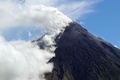 噴煙を上げるフィリピン・ルソン（Luzon）島のマヨン（Mayon）山（2013年5月7日撮影）。(c)AFP/Charism Sayat