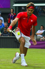 ロンドン五輪は28日、ウィンブルドン （Wimbledon）でテニスの男子シングルス1回戦が行われ、大会第1シードのロジャー・フェデラー（Roger Federer、スイス）は6-3、5-7、6-3でコロンビアのアレハンドロ・ファリャ（Alejandro Falla）に辛勝し、2回戦に進出した。

リターンを打つロジャー・フェデラー（2012年7月28日撮影）。(c)AFP/Luis Acosta