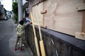 台風10号に備えて家屋を補強する住民。鹿児島県鹿児島市にて（2020年9月5日撮影）。(c)CHARLY TRIBALLEAU / AFP