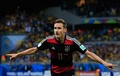 サッカーW杯ブラジル大会（2014 World Cup）準決勝、ブラジル対ドイツ。ゴールを決めて喜ぶドイツのミロスラフ・クローゼ（Miroslav Klose、2014年7月8日撮影）。(c)AFP/ADRIAN DENNIS