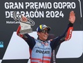ロードレース世界選手権、第12戦アラゴンGP、MotoGPクラス決勝。トロフィーを掲げ、優勝を喜ぶグレシーニのマルク・マルケス（2024年9月1日撮影）。(c)Pierre-Philippe MARCOU / AFP