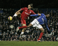 ポーツマスのヌワンコ・カヌ（%%Nwankwo Kanu%%、右）と競り合うミドルスブラのジョナサン・ウッドゲート（%%Jonathan Woodgate%%）。(c)AFP/GLYN KIRK