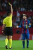 16-17スペイン1部リーグ第11節、セビージャFC対FCバルセロナ。主審からイエローカードを提示されるFCバルセロナのリオネル・メッシ（2016年11月6日撮影）。(c)AFP/JORGE GUERRERO