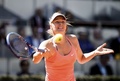 テニス、マドリード・オープン、女子シングルス準決勝。リターンを打つマリア・シャラポワ（2015年5月8日撮影）。(c)AFP/DANI POZO