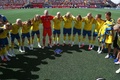女子サッカーW杯カナダ大会・決勝トーナメント1回戦、ドイツ対スウェーデン。試合開始前に円陣を組むスウェーデンの選手（2015年6月20日撮影）。(c)AFP/Getty Images/Andre Ringuette