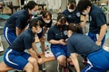 東京五輪、重量挙げ女子49キロ級を観戦した東京国際大学ウエイトリフティング部の学生（2021年7月24日撮影）。(c)Yasuyoshi CHIBA / AFP