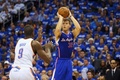 13-14NBAプレーオフ・ウエスタンカンファレンス準決勝（7回戦制）、オクラホマシティ・サンダー（Oklahoma City Thunder）対ロサンゼルス・クリッパーズ（Los Angeles Clippers）第2戦。オクラホマシティ・サンダーのセルジ・イバカ（Serge Ibaka、左）を前にシュートを狙うロサンゼルス・クリッパーズのブレイク・グリフィン（Blake Griffin、2014年5月7日撮影）。(c)AFP/Getty Images/Ronald Martinez