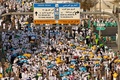 サウジアラビアにあるイスラム教の聖地メッカへの大巡礼「ハッジ」のクライマックス、アラファト山へ向かう巡礼者たち（2024年6月15日撮影）。(c)Fadel Senna / AFP