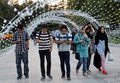 イランの首都テヘラン北部のメラット公園で、スマートフォン向けゲーム「ポケモンGO」をプレーする人々（2016年8月3日撮影）。(c)AFP/ATTA KENARE