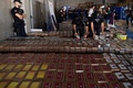スペイン南部アルヘシラス港で行われた警察の記者会見で展示された、エクアドルから密輸され、当局が押収した9.5トン近いコカイン（2023年8月25日撮影）。(c)JORGE GUERRERO / AFP