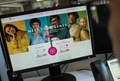 米首都ワシントンで、DNA検査サービスを提供する企業のウェブサイトを見る男性（2018年10月17日撮影、資料写真）。(c)Eric BARADAT / AFP