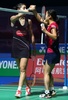 バドミントン、BWFワールドスーパーシリーズファイナルズ、女子シングルス準決勝。試合後、キャロリーナ・マリンと握手を交わす奥原希望（2015年12月12日撮影）。(c)AFP/MARWAN NAAMANI