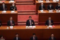 中国・北京の人民大会堂で開かれた全国人民代表大会（全人代）に臨む習近平国家主席（中央、2021年3月11日撮影）。(c)Nicolas ASFOURI / AFP