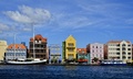 ベネズエラ沖合のカリブ海に浮かぶオランダ領のキュラソー（Curacao）島の風景。豪華客船が立ち寄る港町ウィレムスタット（Willenstad）にはカラフルな建物が立ち並び、海水浴やフライボードなどのマリンスポーツが楽しめる。

写真は、ウィレムスタットの街並み（2013年8月29日撮影）。(c)AFP/Luis Acosta