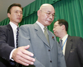 2007年9月3日、農林水産省で開いた記者会見を終え、退出する遠藤武彦（Takehiko Endo）農水大臣。(c)AFP/Yoshikazu TSUNO
