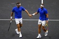 男子テニスの欧州チームとワールドチームの対抗戦、レーバー・カップ初日。試合に臨む欧州チームのロジャー・フェデラー（左）/ラファエル・ナダル組（2022年9月23日撮影）。(c)Glyn KIRK / AFP