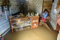 スリランカ・コロンボ郊外で、浸水した自宅の中を歩く女性（2016年5月18日撮影）。(c)AFP/ISHARA S.KODIKARA