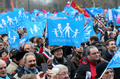 フランス・パリ（Paris）で13日、同性結婚の合法化に反対する抗議デモが行われ、警察発表で34万人が市内を行進した。主催者発表によると参加者は80万人。

与党・社会党が推進する同性婚合法化法案は月末に議会で審議される予定だが、フランスで2大宗教人口を持つキリスト教カトリックとイスラム教の信者の多くが反発しているほか、野党の右派政党も反対している。

写真は、同性婚合法化反対デモに参加する人々（2012年1月13日撮影）。(c)AFP/THOMAS SAMSON