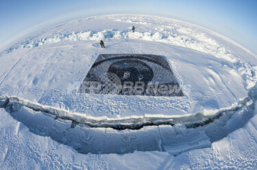 北極点の氷上に巨大な「目」、環境問題のアートプロジェクト 写真2枚