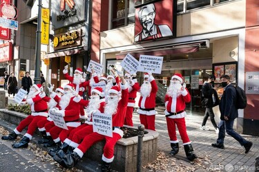 渋谷のKFC前でクリスマスチキン自粛呼び掛け 動物愛護団体 写真6枚