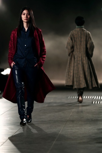 土砂降りの寺でランウエー、「まとふ」17/18年秋冬コレクション