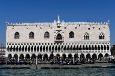 カタール王家所有の宝飾品、ベネチア展覧会で盗難 被害1億円超