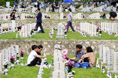 【今日の1枚】戦死者を悼む心、にぎわう墓地