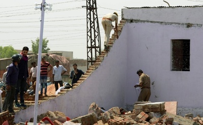 結婚式場で壁が崩壊、子ども含む24人死亡 インド