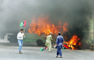 対立する政治勢力が各地で衝突、警察官を含む15人が死亡 - パキスタン