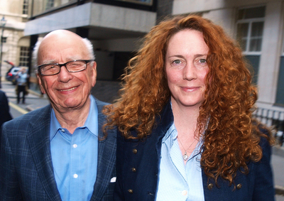 英盗聴スキャンダル、渦中の「タブロイド女王」はマードック氏の「7番目の子」