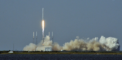 スペースX、ロケット洋上着陸に初成功