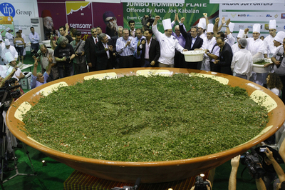 レバノン、3.5トンのサラダ「タブーラ」でまたもギネス世界記録更新