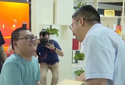 2本の指で大学合格の受験生に副学長から合格通知書