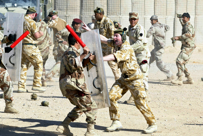 イラク武装グループ、10日以内の英軍撤退を要求、人質の処刑を警告