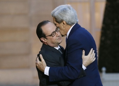米国務長官、仏大統領を抱擁 「襲撃事件の痛みを共有」