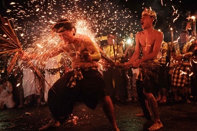 【今日の1枚】火の粉まき散らし浄めの戦い インドネシア
