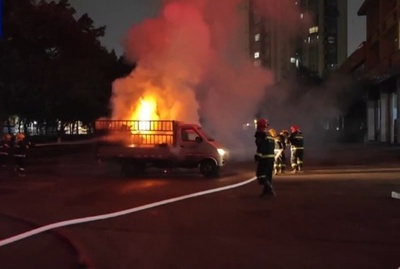 中国重慶市で火事になったトラックが直接消防署に入る わずか30秒で消火