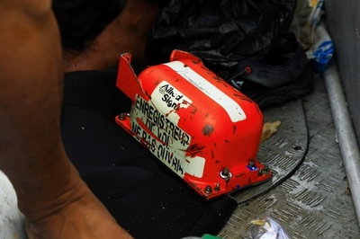 インドネシア機墜落、フライトレコーダー回収