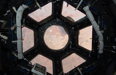 地球を一望、新ユニット「キューポラ」の窓オープン ISS
