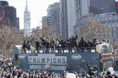 スーパーボウル初制覇のイーグルスがパレード、沿道で数十万のファンが歓喜