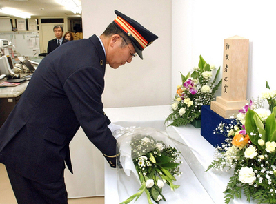 地下鉄サリン事件から12年で駅職員らが慰霊式 - 東京